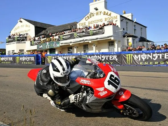william dunlop tt superbike 2011