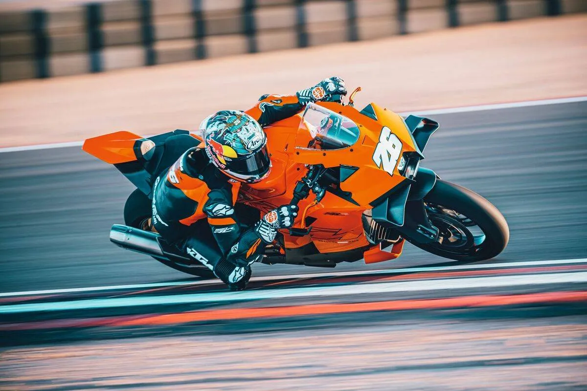 Ridefinire il concetto di moto sportiva: KTM presenta la nuova 990 RC R
