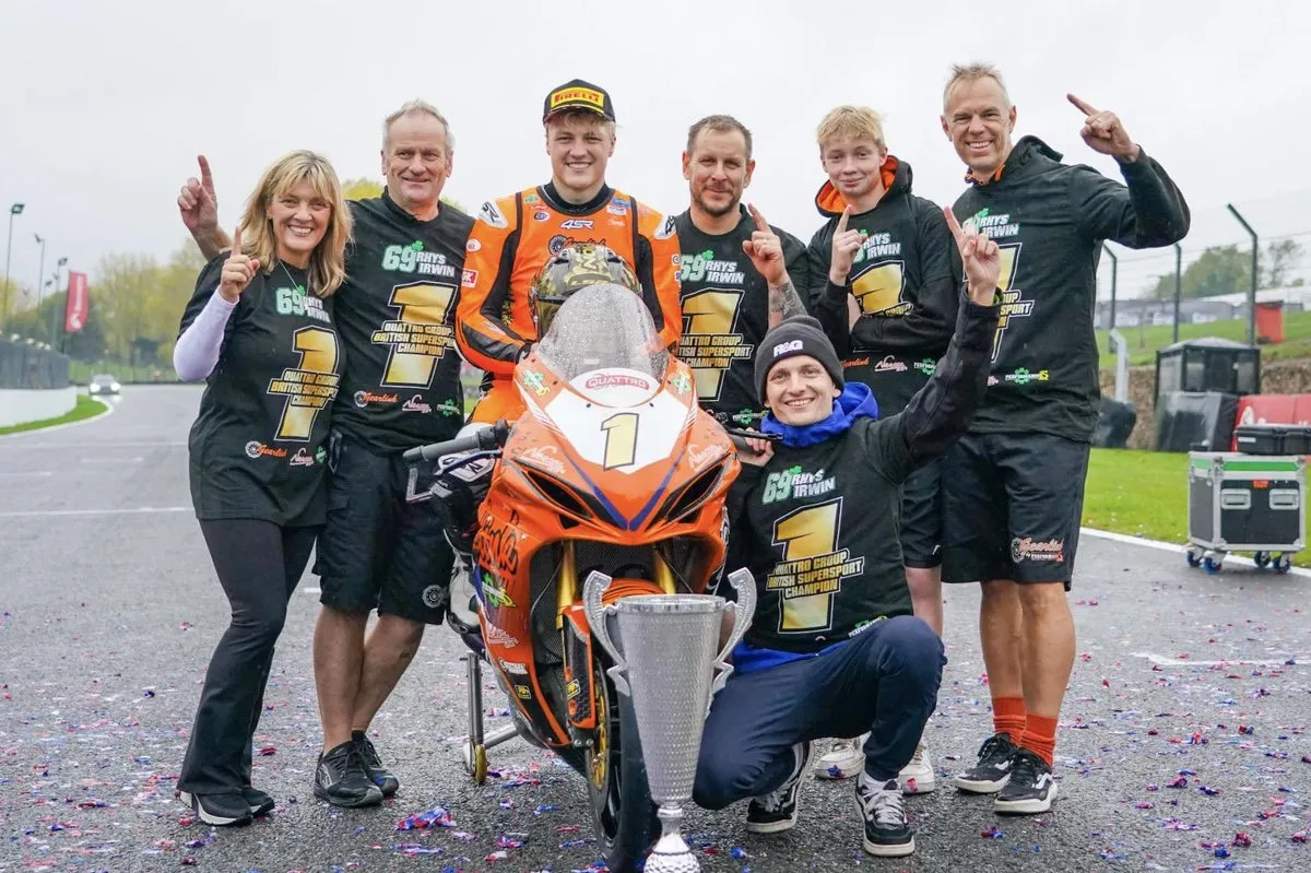 Storico titolo Suzuki nel British Supersport con un pilota... appiedato!