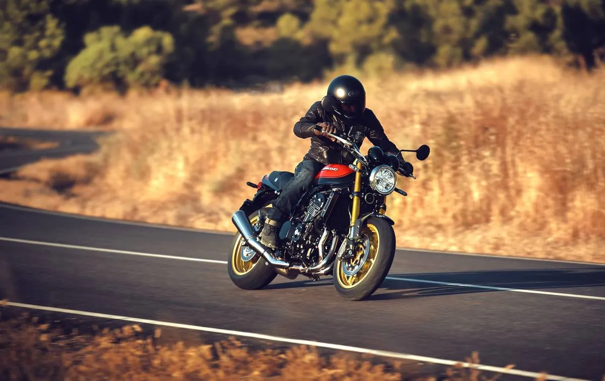 Kawasaki aggiorna la sua iconica RS: motore più rotondo, ciclistica raffinata e livrea Metallic Spark Black