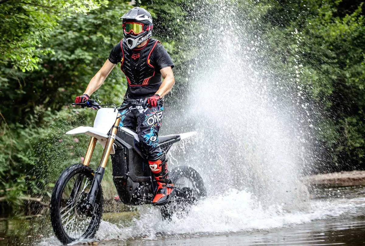 Talaria svela a EICMA la Komodo TL6000: enduro elettrica L3e da 100 km di autonomia e telaio aeronautico