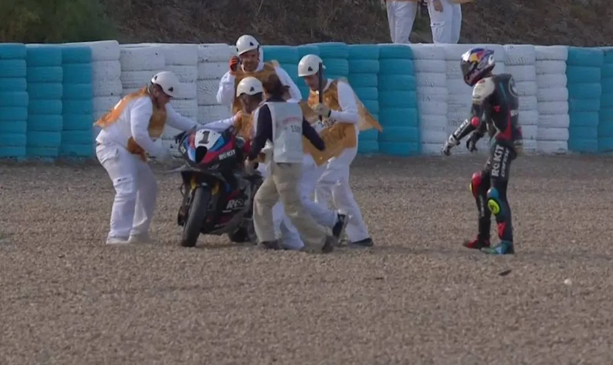 Superbike: Bulega stende Razgatlioglu, ora Jerez diventa un ring