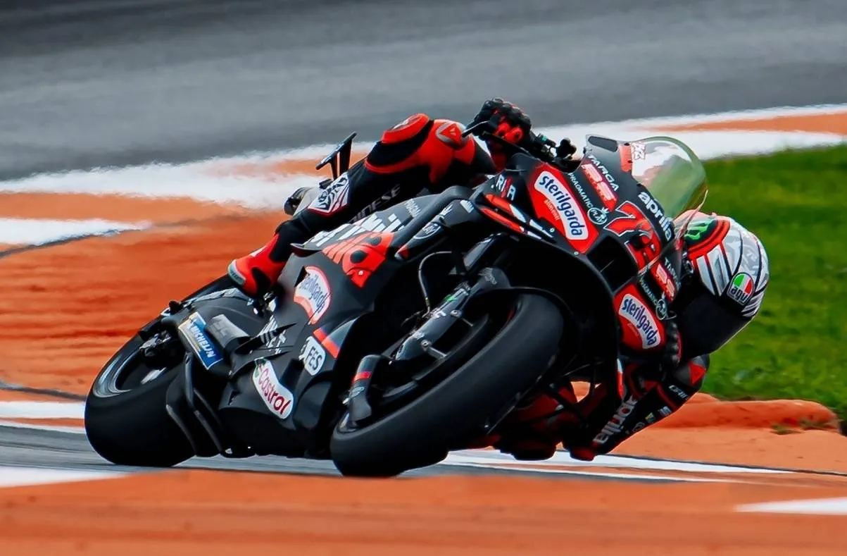 Bezzecchi trionfa a Valencia, Aprilia da sogno anche con Fernandez: Bagnaia out, caos in partenza