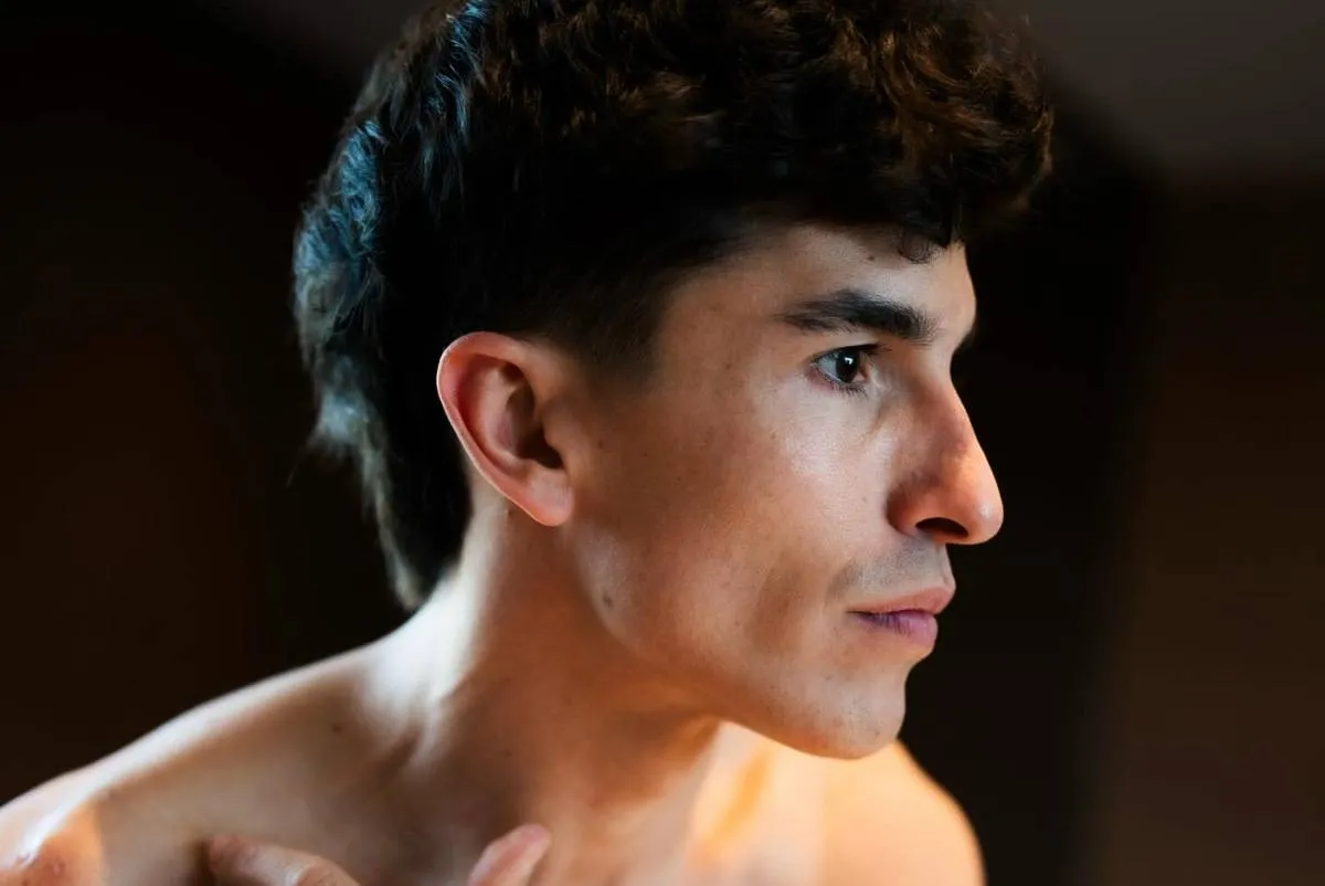 MotoGP, retroscena su Marc Marquez: "Una vite piegata nel braccio"