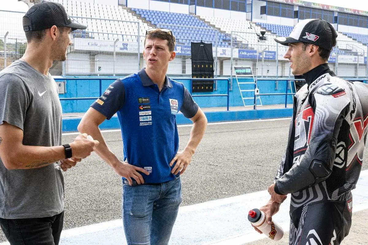 Andrea Locatelli pilota Yamaha Superbike SBK con Xavi Vierge e Iker Lecuona