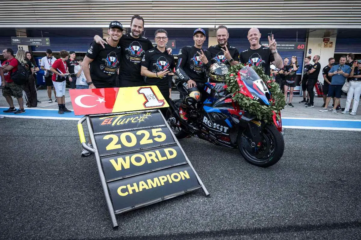 Team BMW Motorrad SBK Superbike con Toprak Razgatlioglu e Michael van der Mark