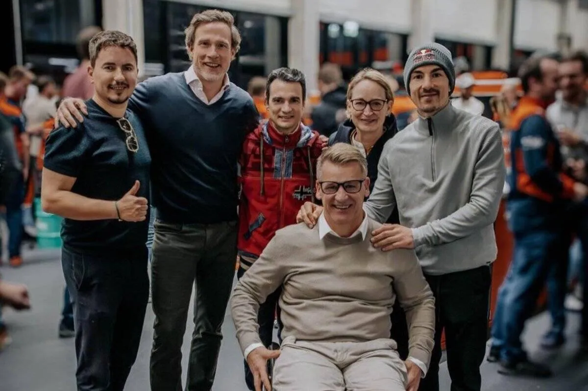 MotoGP, operazione nostalgia: tuffo nel passato coi due ospiti di lusso in KTM