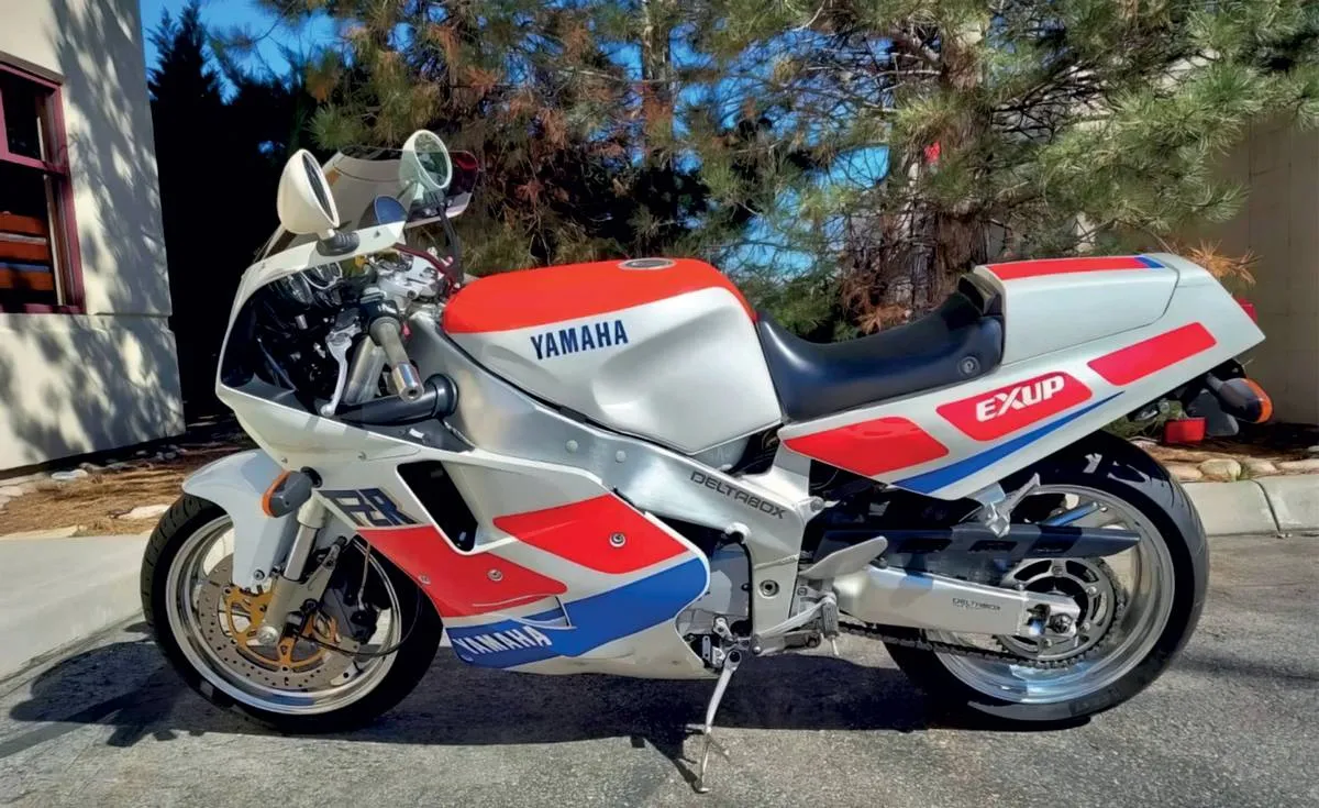 Yamaha FZR1000 EXUP: la maxi timida che riscrisse le regole tra anni ’80 e ’90