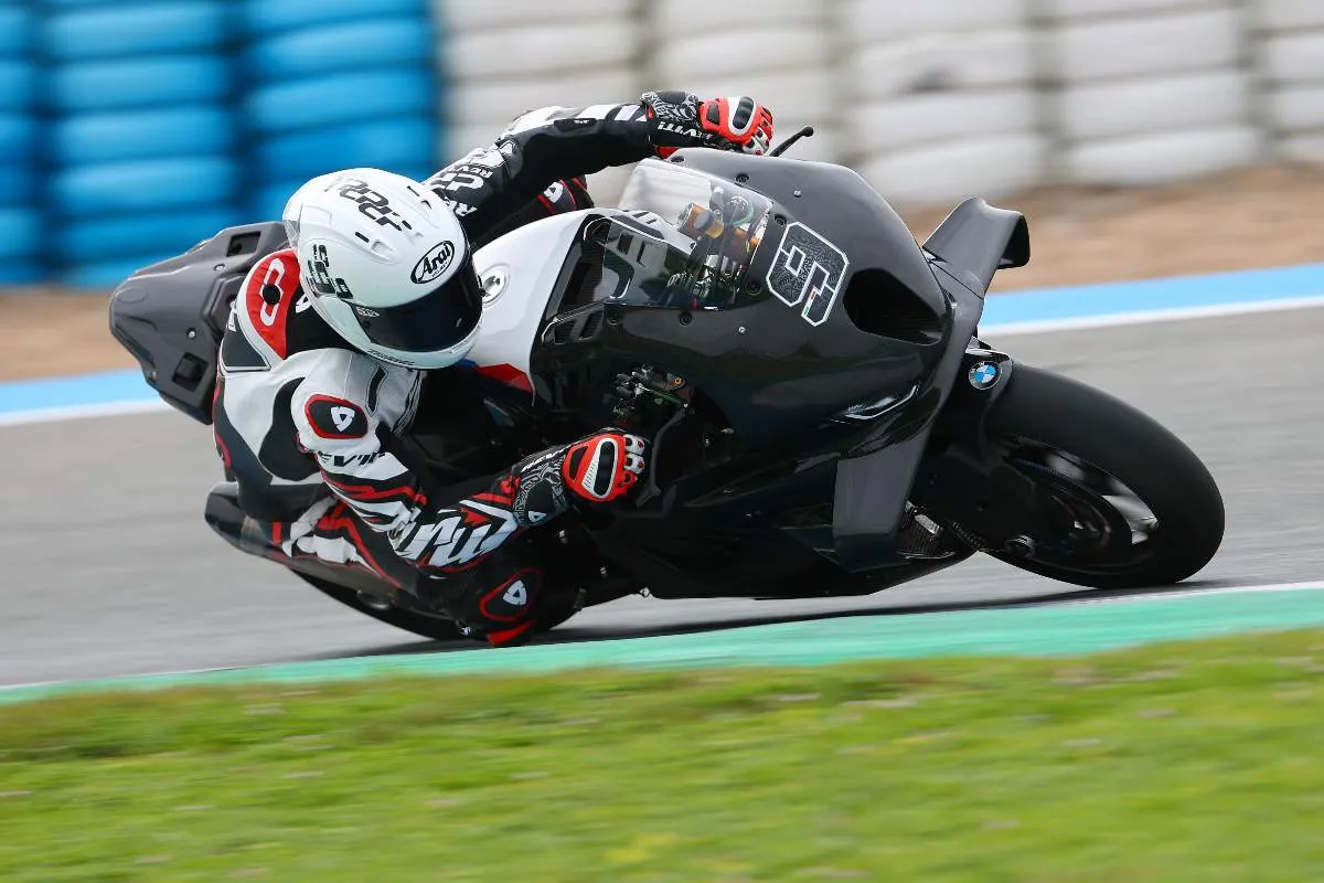 Danilo Petrucci guida la BMW M 1000 RR nel Jerez Test Superbike SBK