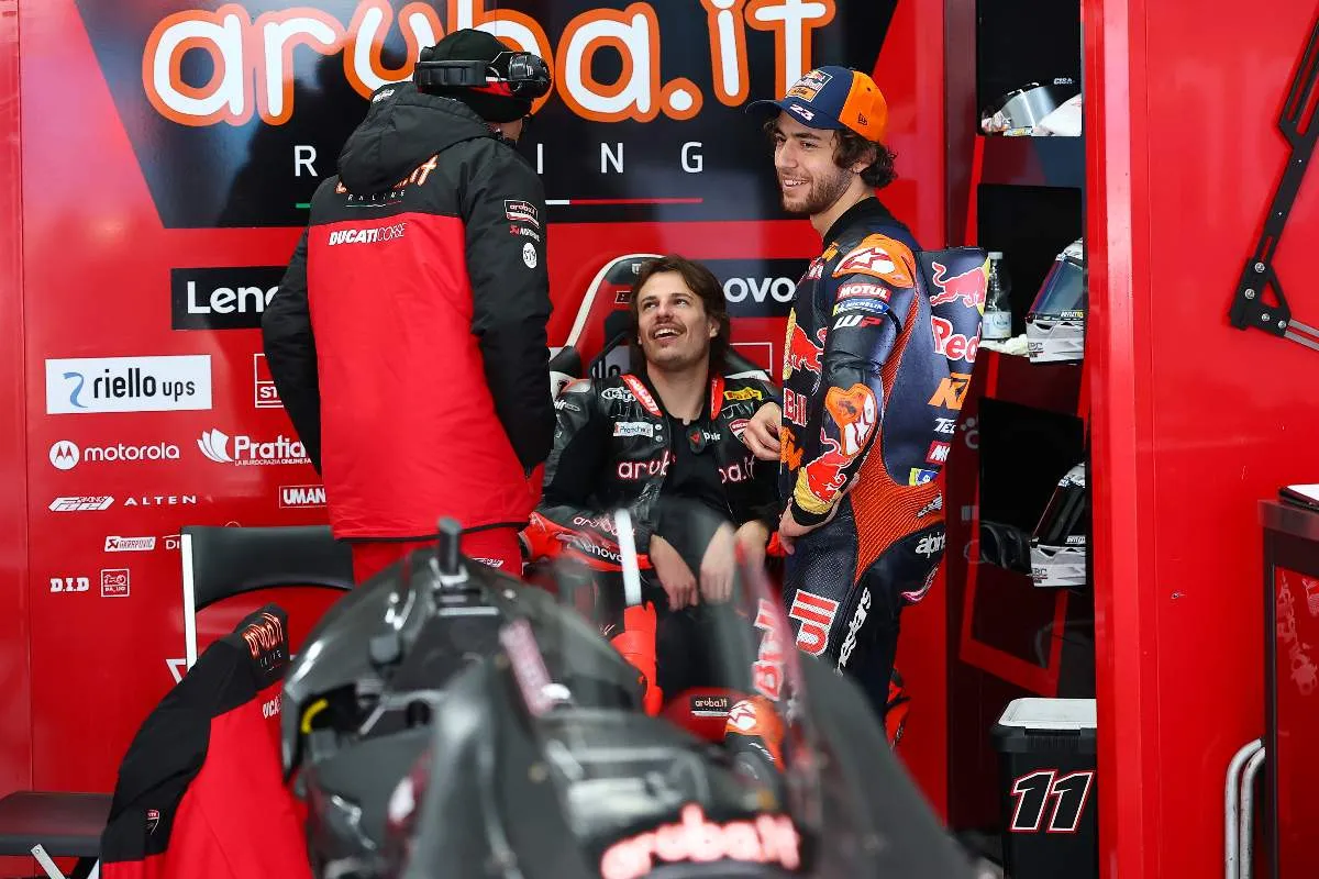 Nicolò Bulega e Enea Bastianini nel box Aruba Ducati SBK nel Jerez Test Superbike