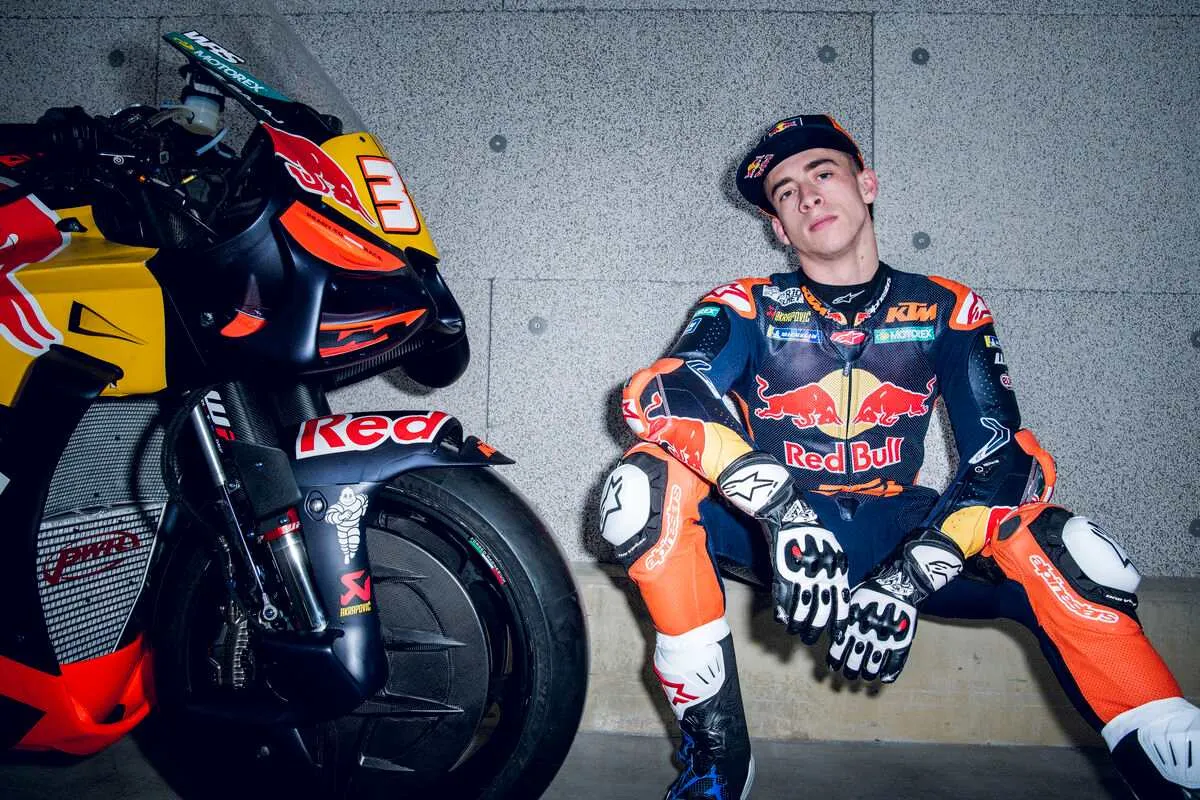 Pedro Acosta pilota KTM MotoGP seduto vicino alla sua RC16