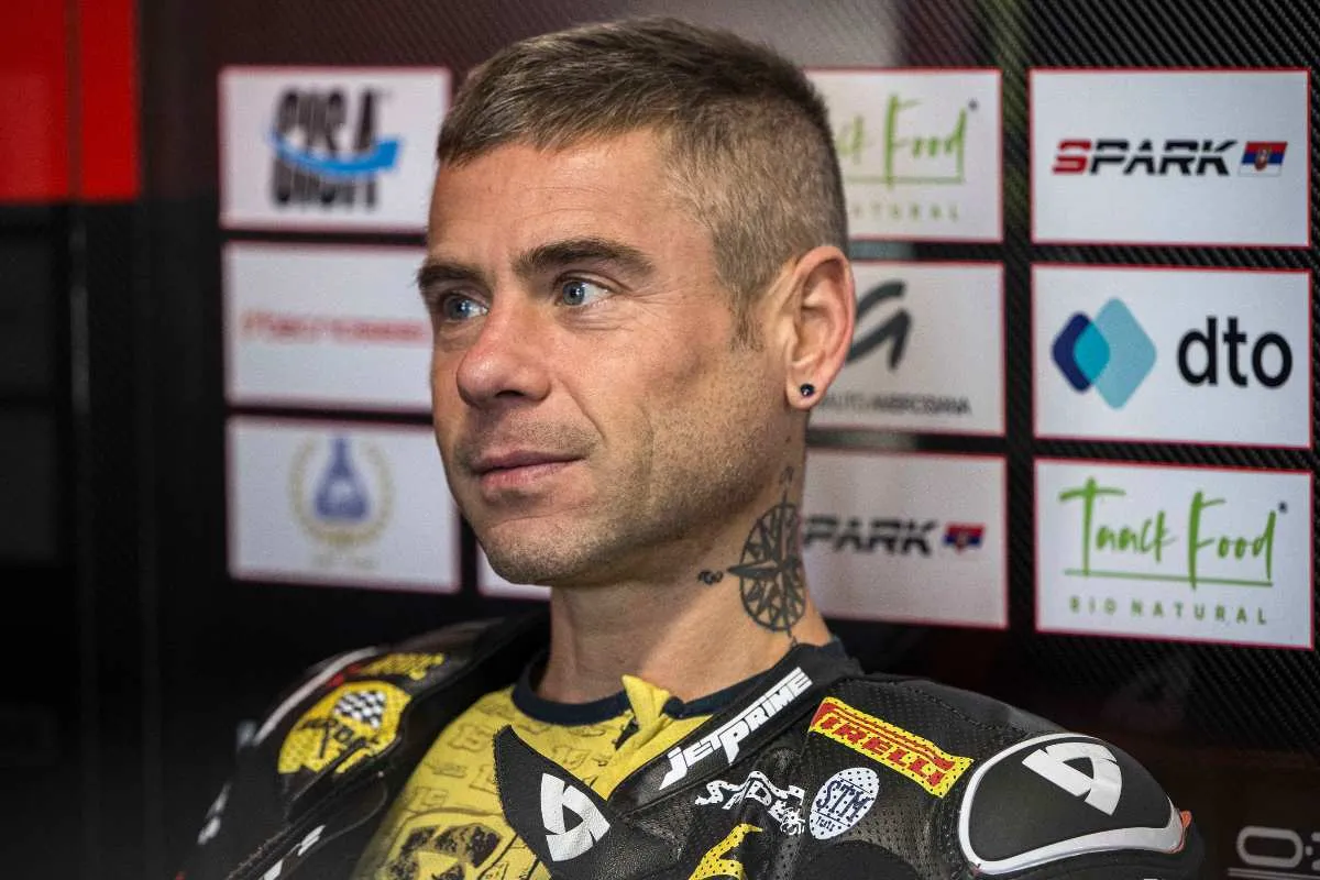 Alvaro Bautista pilota Barni Superbike SBK nel box a Phillip Island