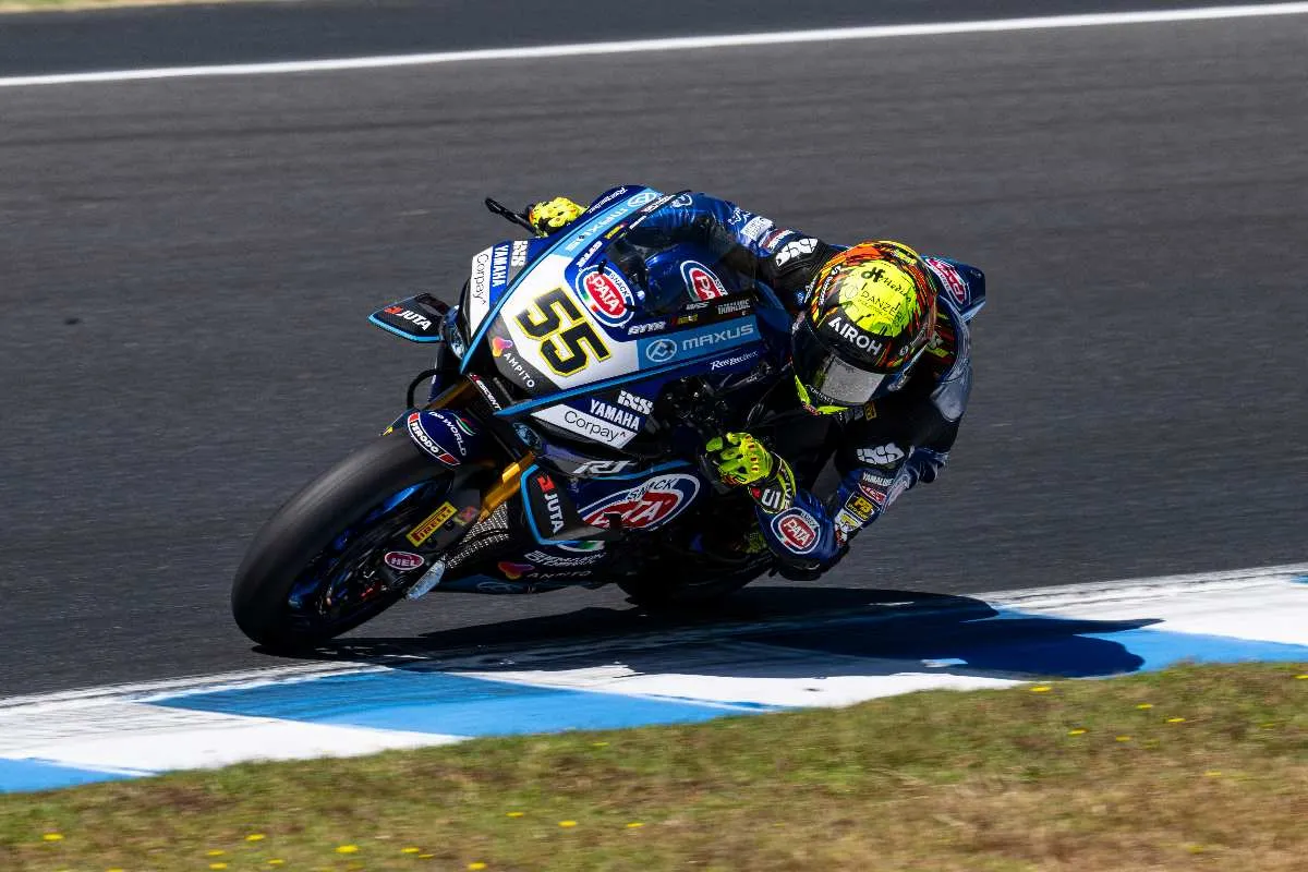 Andrea Locatelli pilota Yamaha Superbike SBK guida la R1 a Phillip Island