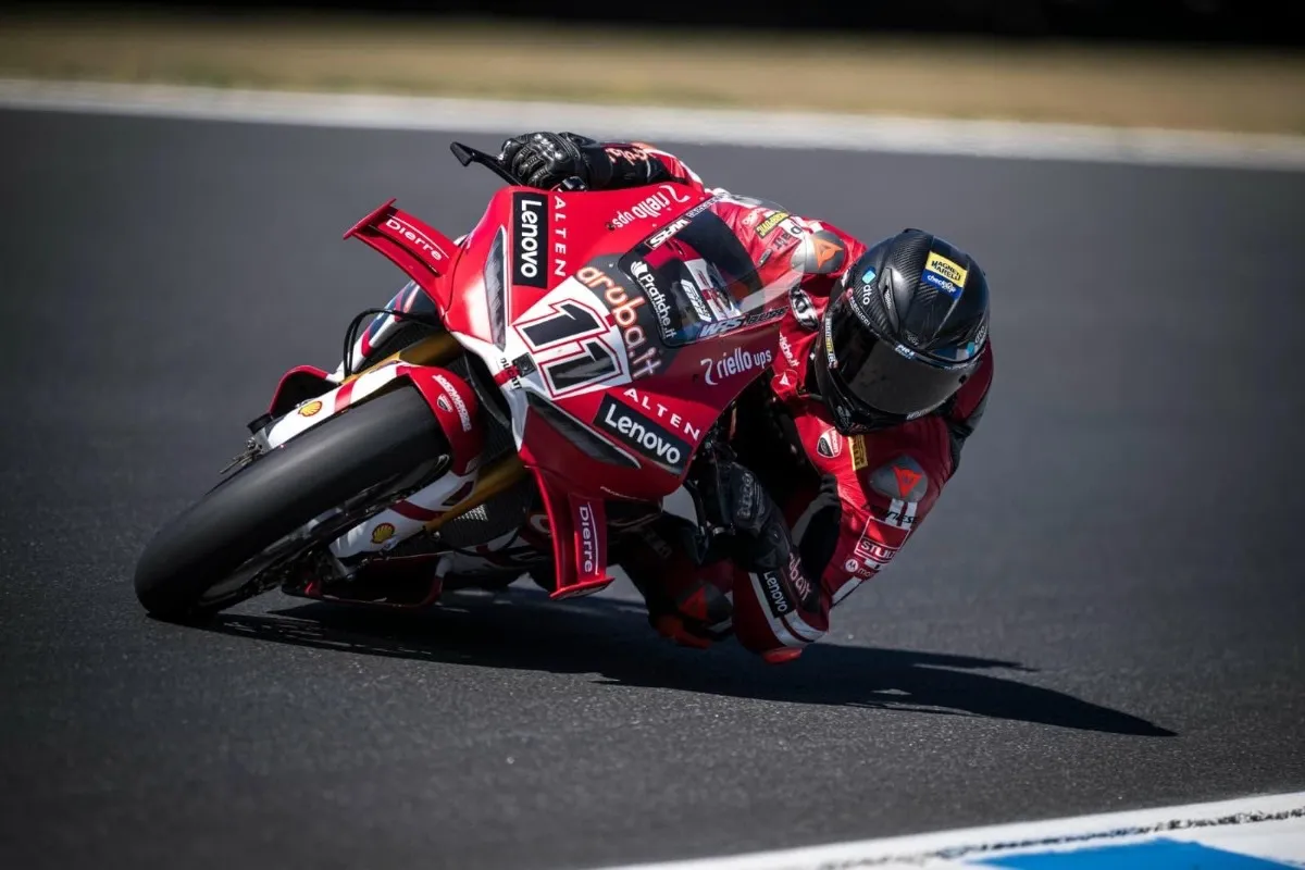 Prove 2 Superbike a Phillip Island: Nicolò Bulega non molla la presa