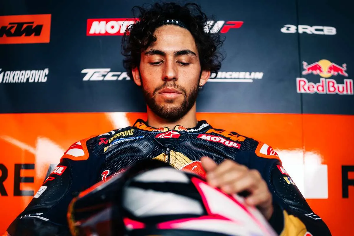 Enea Bastianini pilota KTM Tech3 seduto nel box durante il Buriram Test