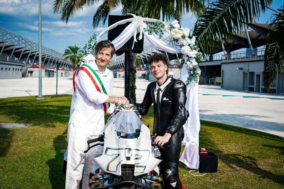 Marco Bezzecchi e Massimo Rivola si stringono la mano per il rinnovo col team Aprilia Racing MotoGP