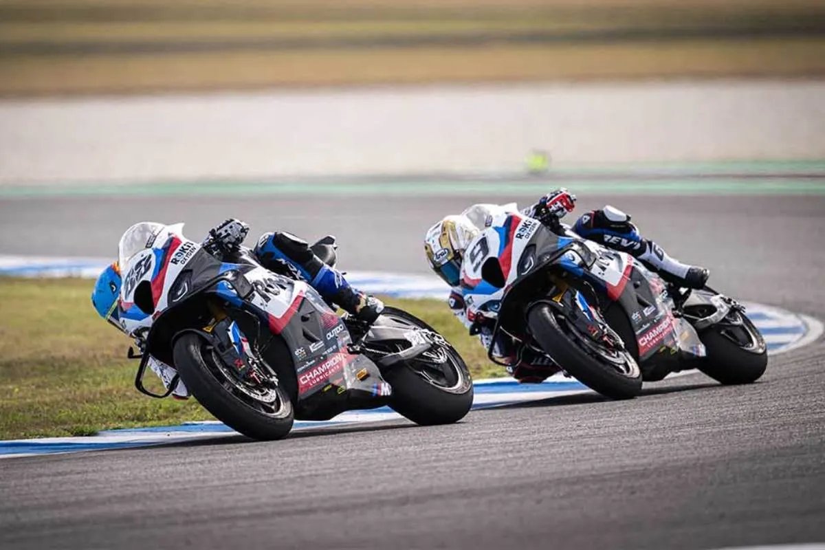 Miguel Oliveira e Danilo Petrucci piloti BMW Superbike durante Gara 1 SBK a Phillip Island, Australia