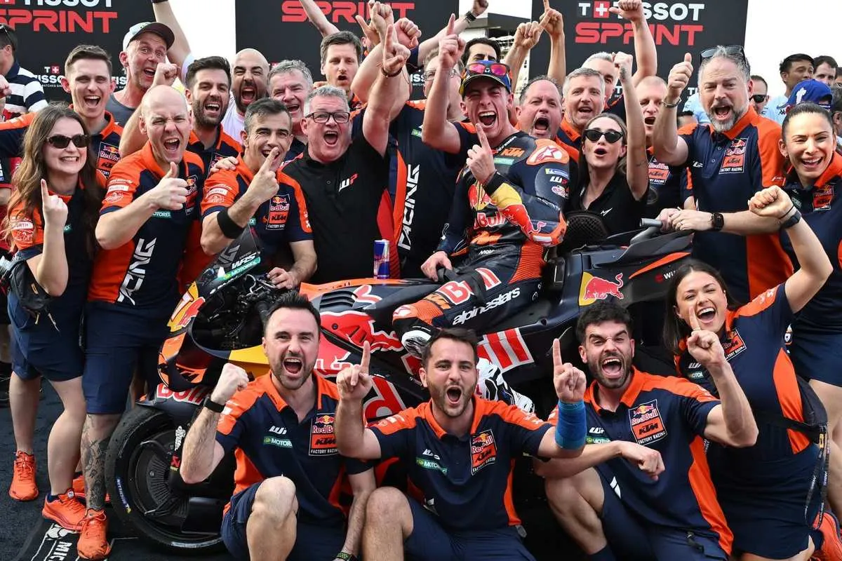 Pedro Acosta con il team KTM MotoGP dopo la sprint race vinta a Buriram, Thailandia