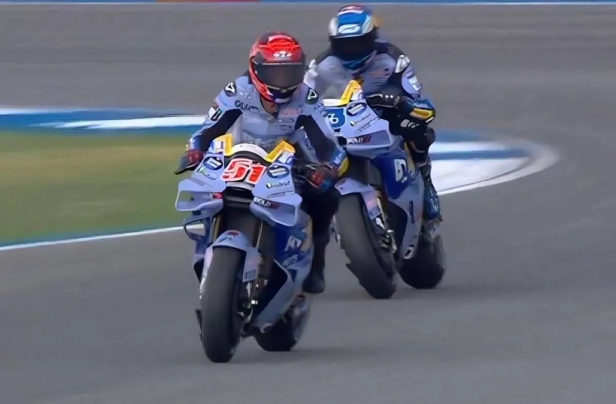 Alex Marquez held up by Pirro: anger on track and an immediate penalty
