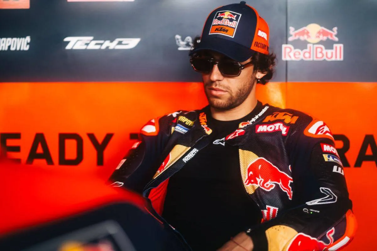 Enea Bastianini pilota KTM Tech3 MotoGP seduto nel box a Goiania, GP Brasile