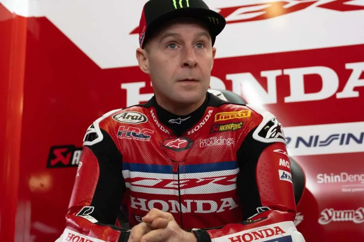 Jonathan Rea pilota Honda HRC Superbike WorldSBK seduto nel box
