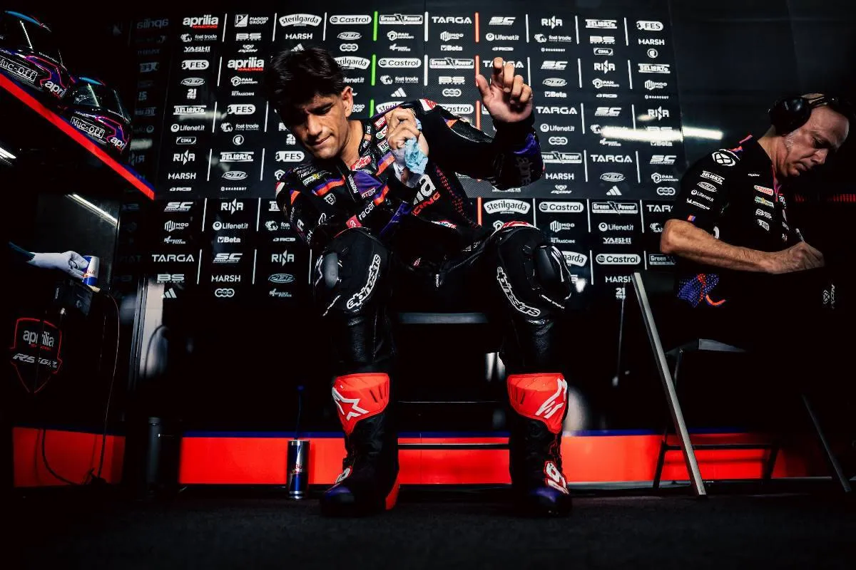 Jorge Martin pilota Aprilia MotoGP nel box del team