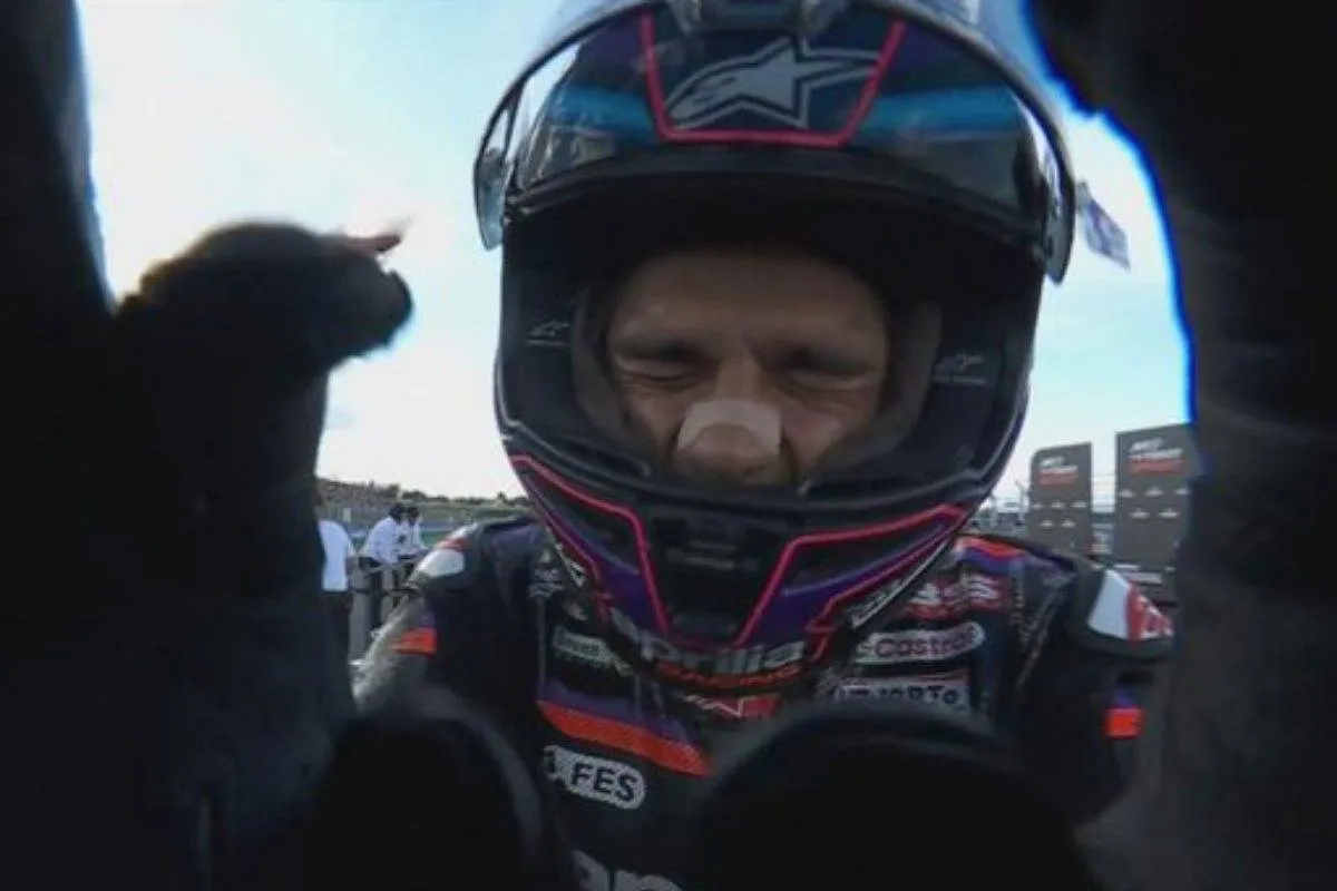 Jorge Martin pilota Aprilia MotoGP piange dopo il podio nella Sprint a Goiania, Brasile