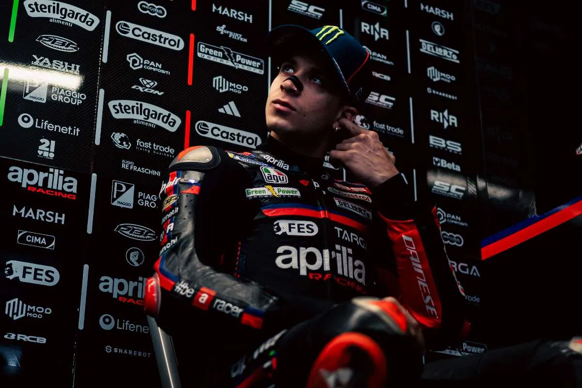 Marco Bezzecchi pilota Aprilia MotoGP seduto nel box ad Austin