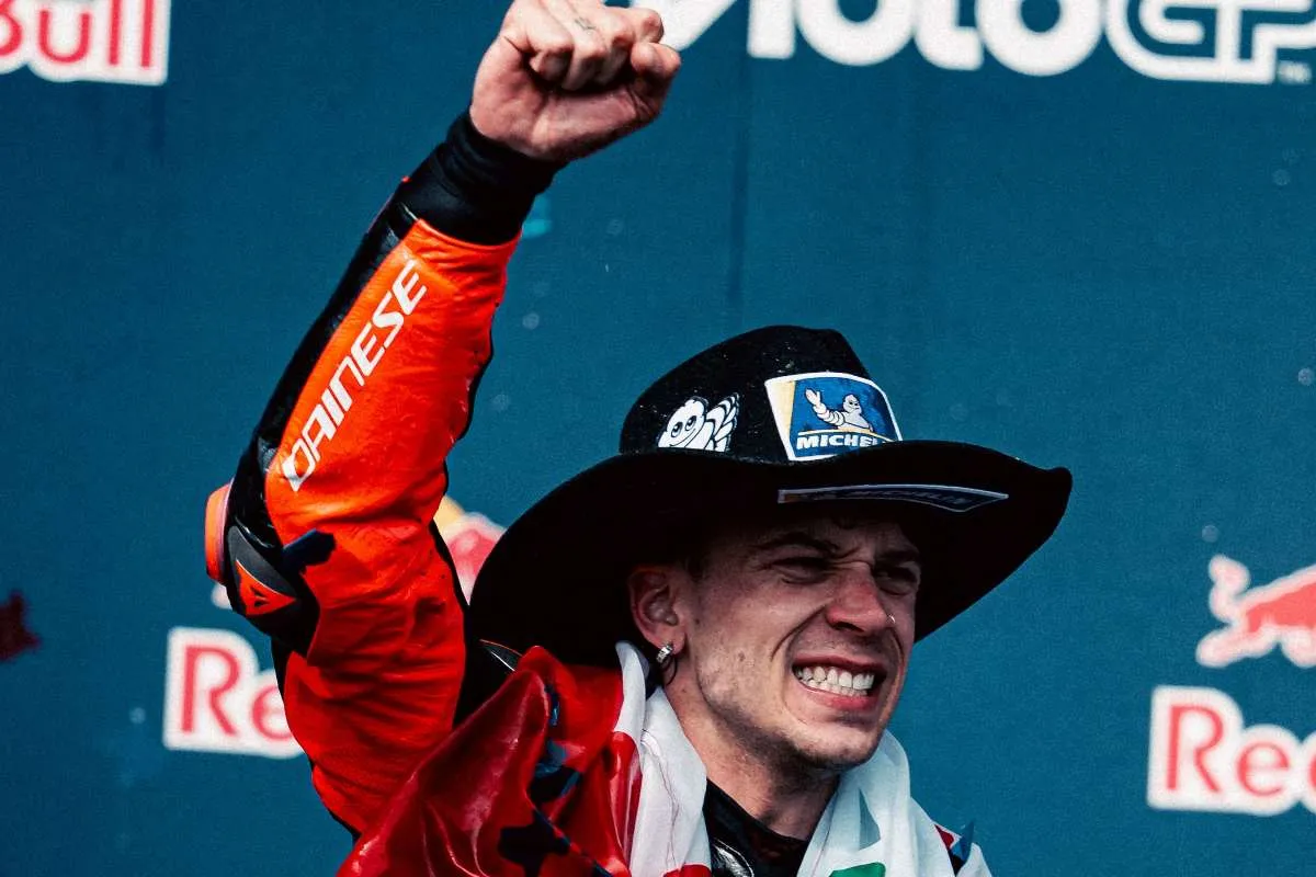 Marco Bezzecchi pilota Aprilia MotoGP esulta dopo la vittoria nella gara ad Austin