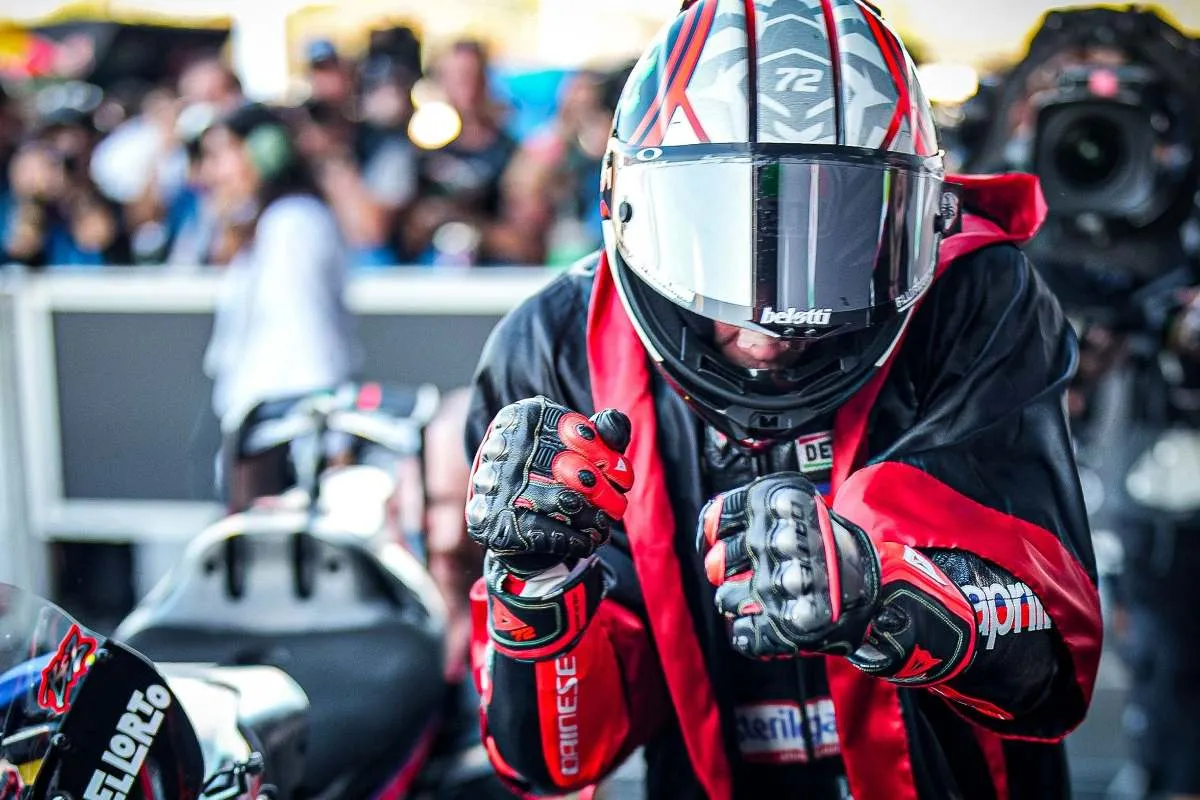 Marco Bezzecchi pilota Aprilia MotoGP dopo la gara a Buriram, Thailandia