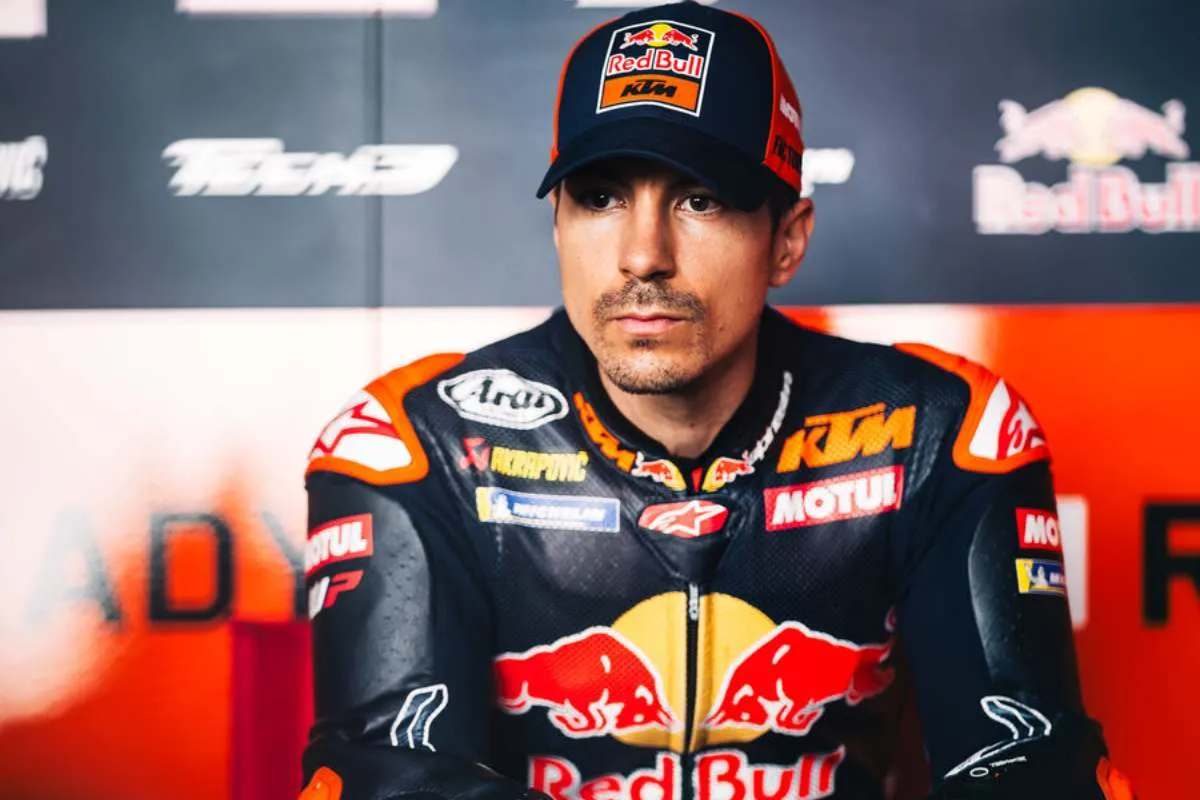 Maverick Vinales pilota KTM Tech3 MotoGP seduto nel box
