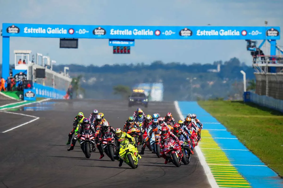 Piloti alla partenza della gara MotoGP del Gran Premio Brasile 2026 a Goiania