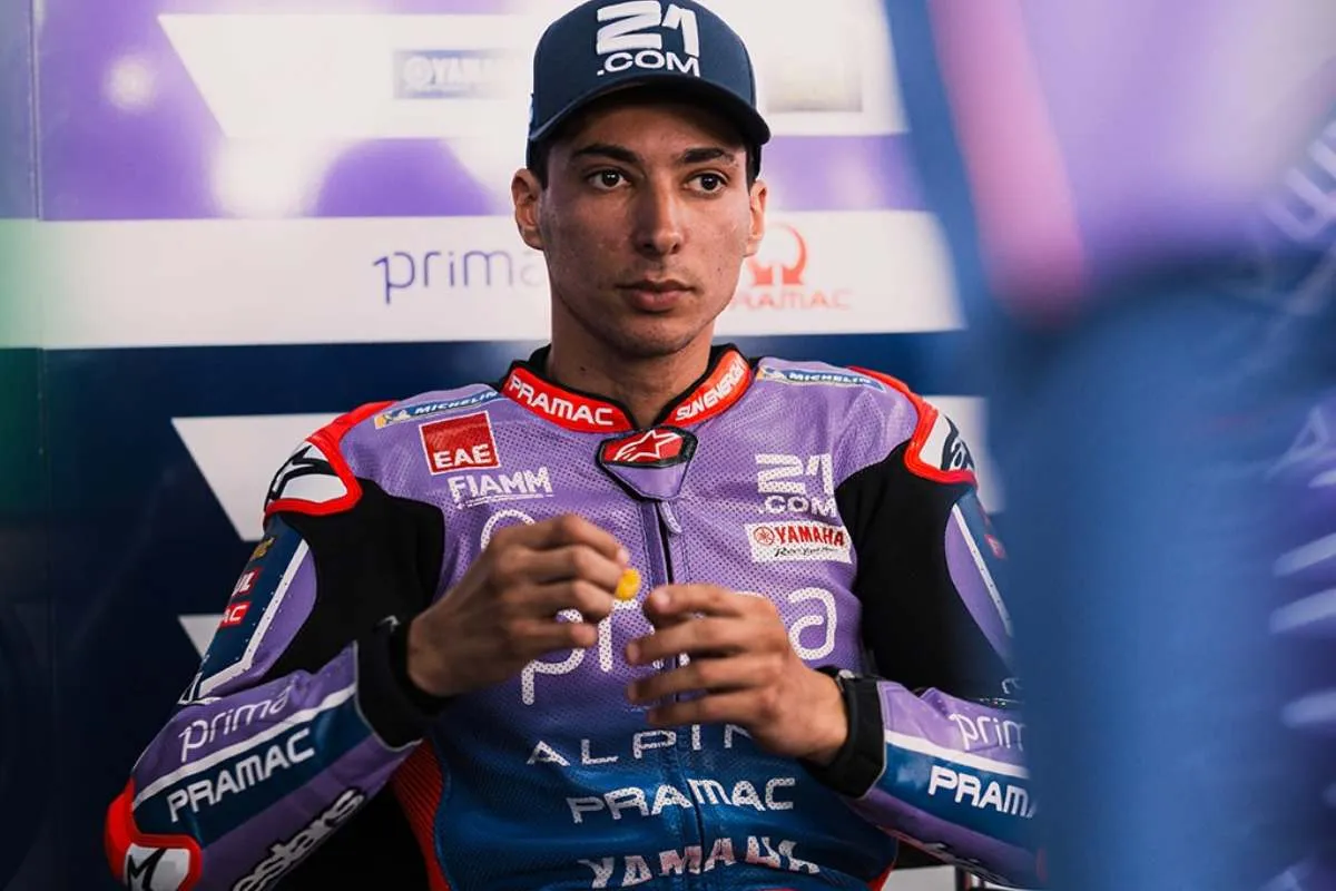 Toprak Razgatlioglu pilota del team Pramac Yamaha nel box a Goiania, Brasile
