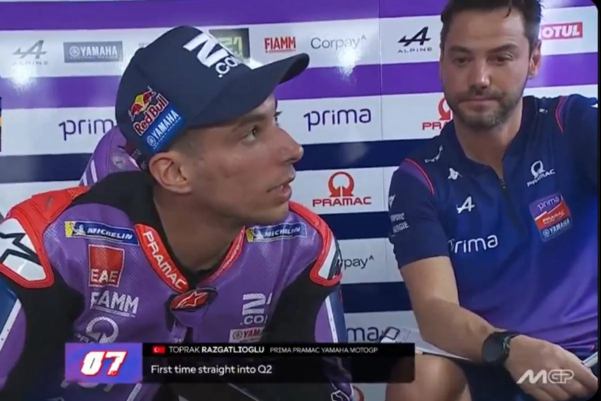 Toprak Razgatlioglu pilota Pramac Yamaha MotoGP nel box con Alberto Giribuola