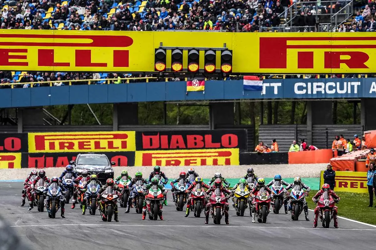 Partenza gara con i piloti schierati sulla griglia Superbike WorldSBK ad Assen