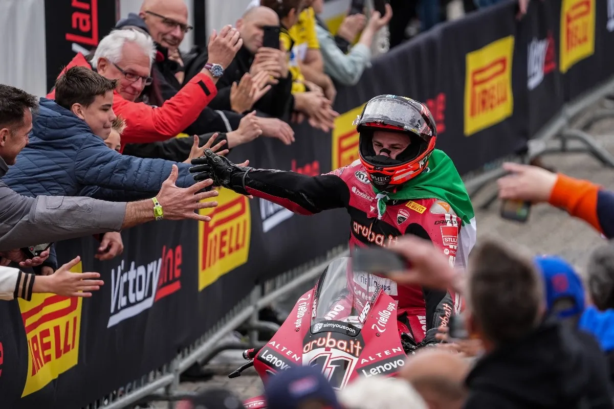 Superbike Assen: Nicolò Bulega vince anche gara 2, nuova tripletta