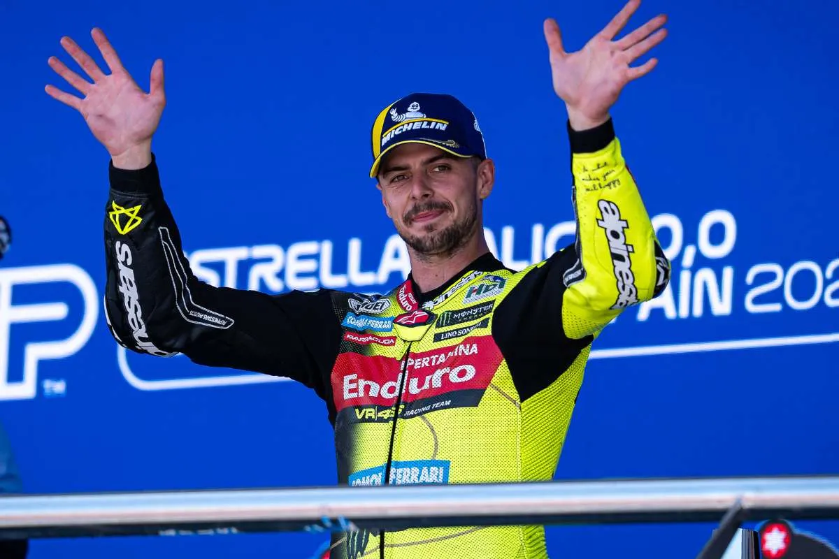 Fabio Di Giannantonio pilota VR46 MotoGP sul podio della gara a Jerez, Spagna