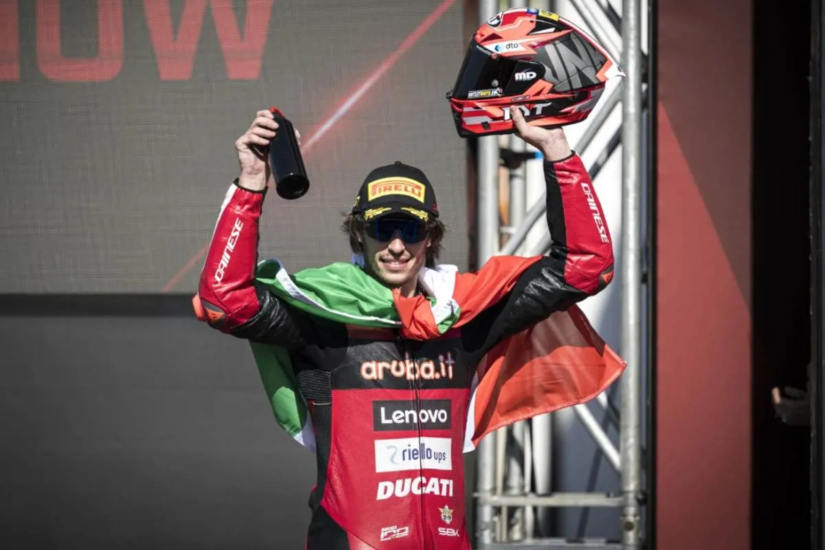 Nicolò Bulega pilota Aruba Ducati Superbike WorldSBK mentre esulta dopo una vittoria in gara