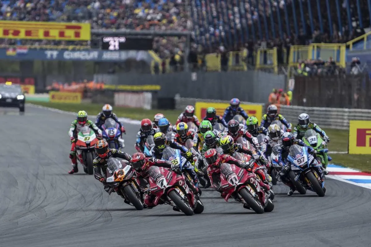 Partenza della gara Superbike WorldSBK al TT Circuit Assen
