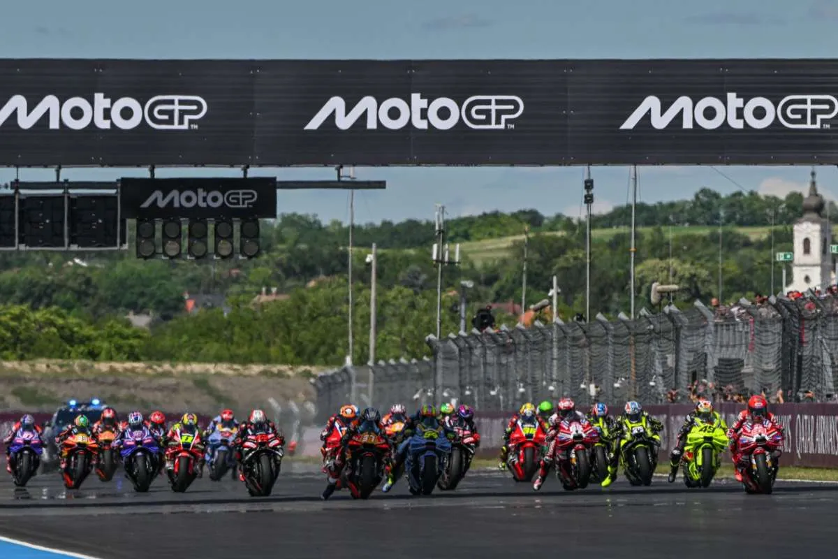Piloti MotoGP sulla griglia di partenza della Gara al Balaton Park Circuit, Ungheria