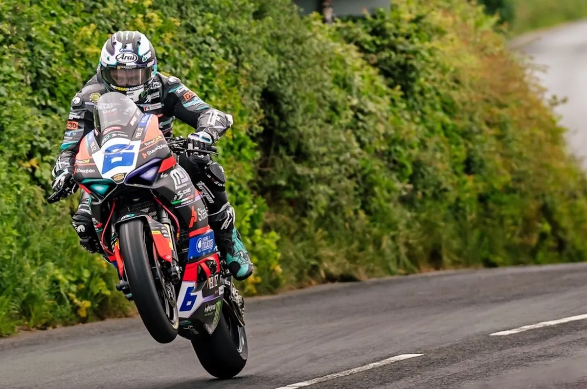 Michael Dunlop leggenda: al Tourist Trophy domina la Supersport 2