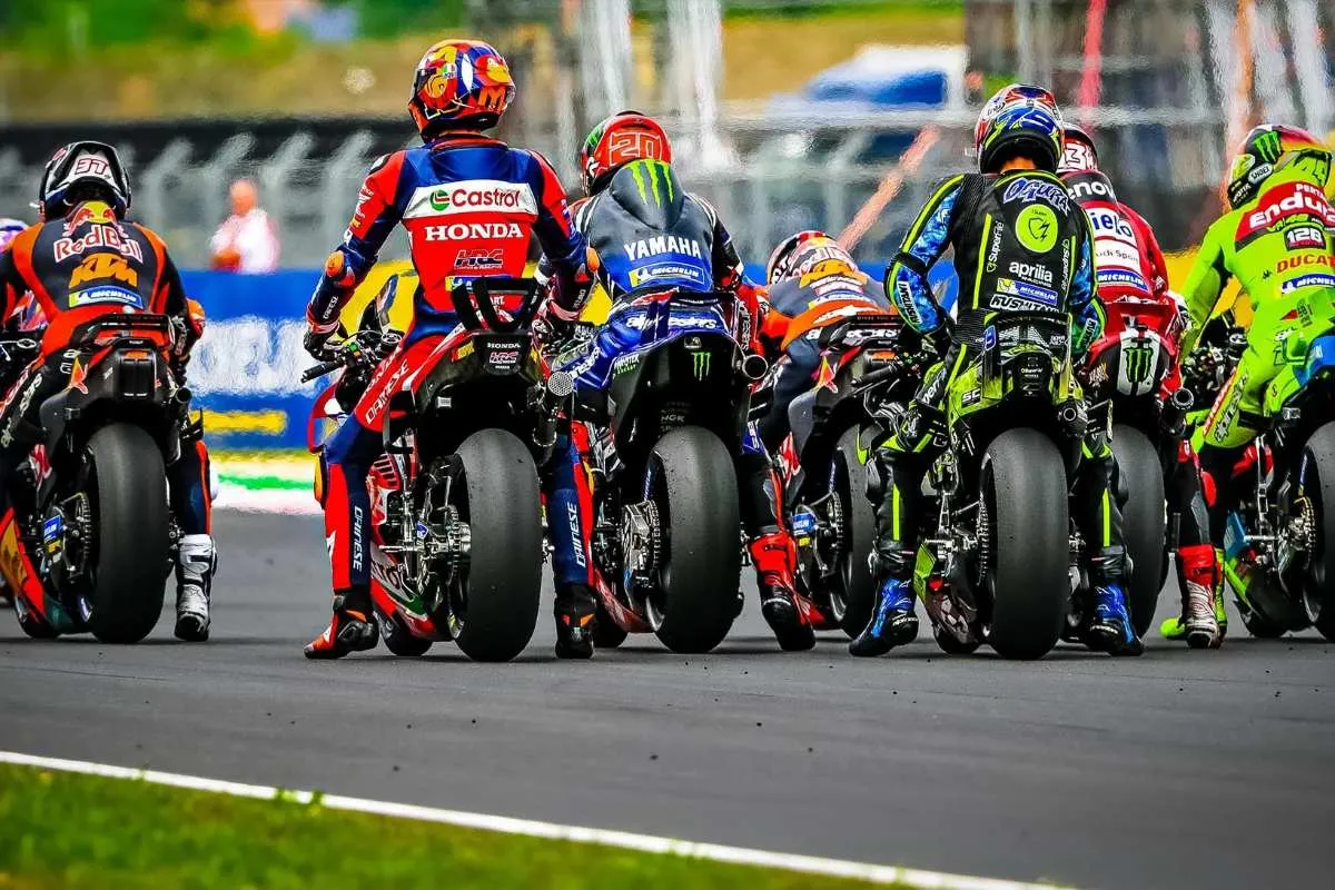 Piloti MotoGP schierati sulla griglia di partenza al Balaton Park Circuit, Ungheria