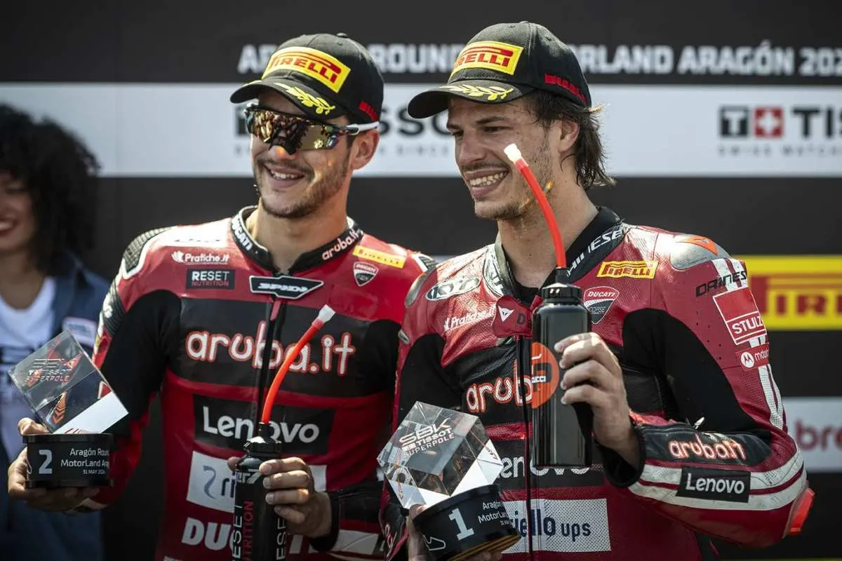 Nicolò Bulega e Iker Lecuona piloti Aruba Ducati Superbike in posa sorridenti per una foto