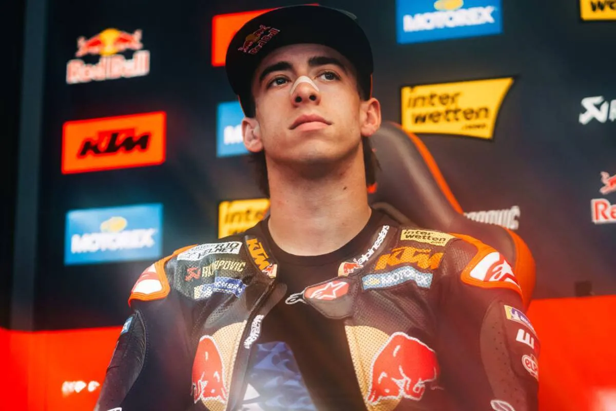 Pedro Acosta pilota KTM MotoGP nel box del team factory