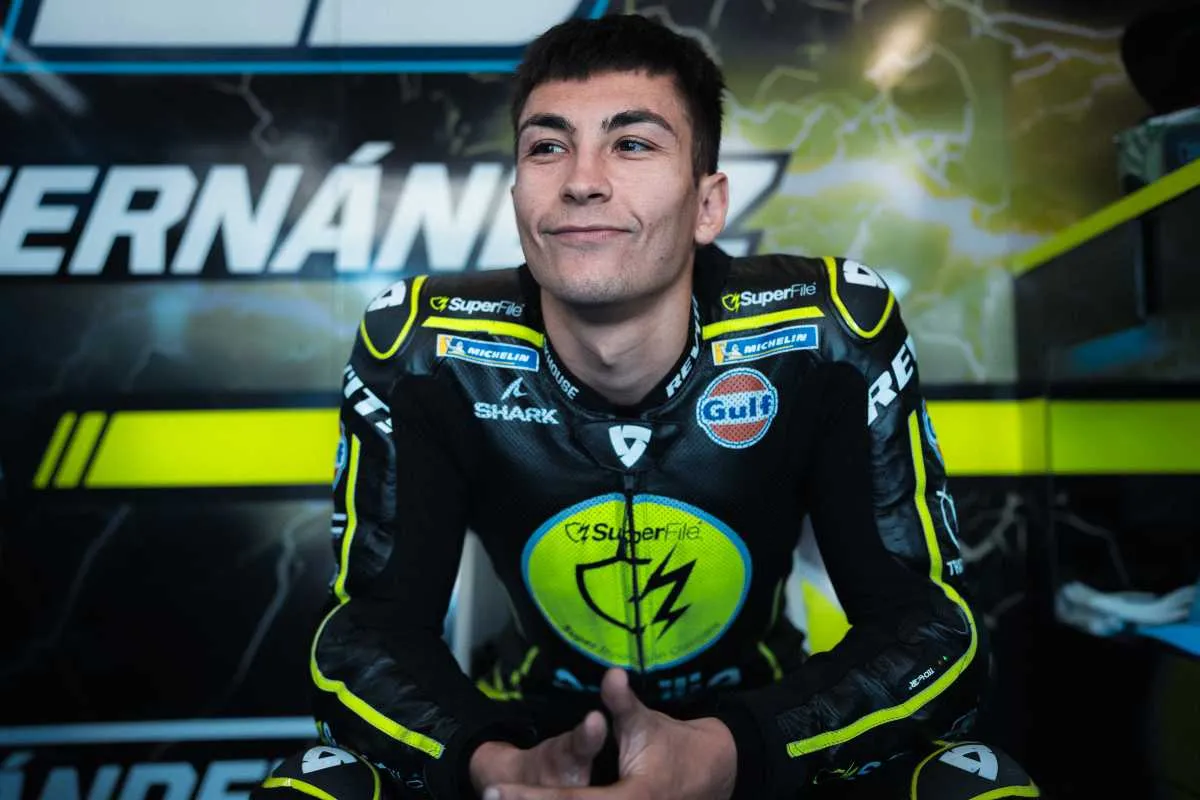 Raul Fernandez pilota del team Trackhouse MotoGP sorride seduto nel box