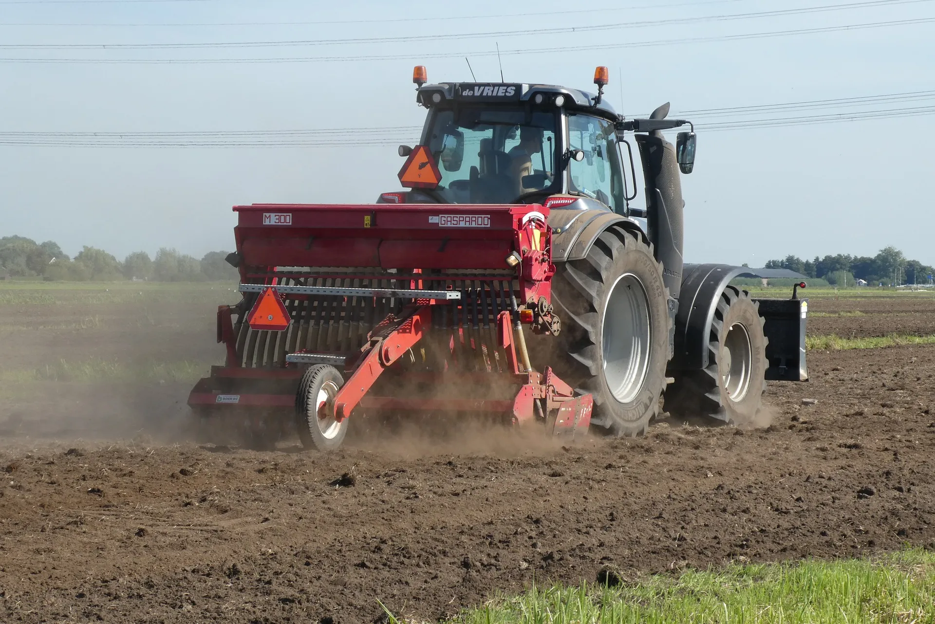 tractor 3859930 1920