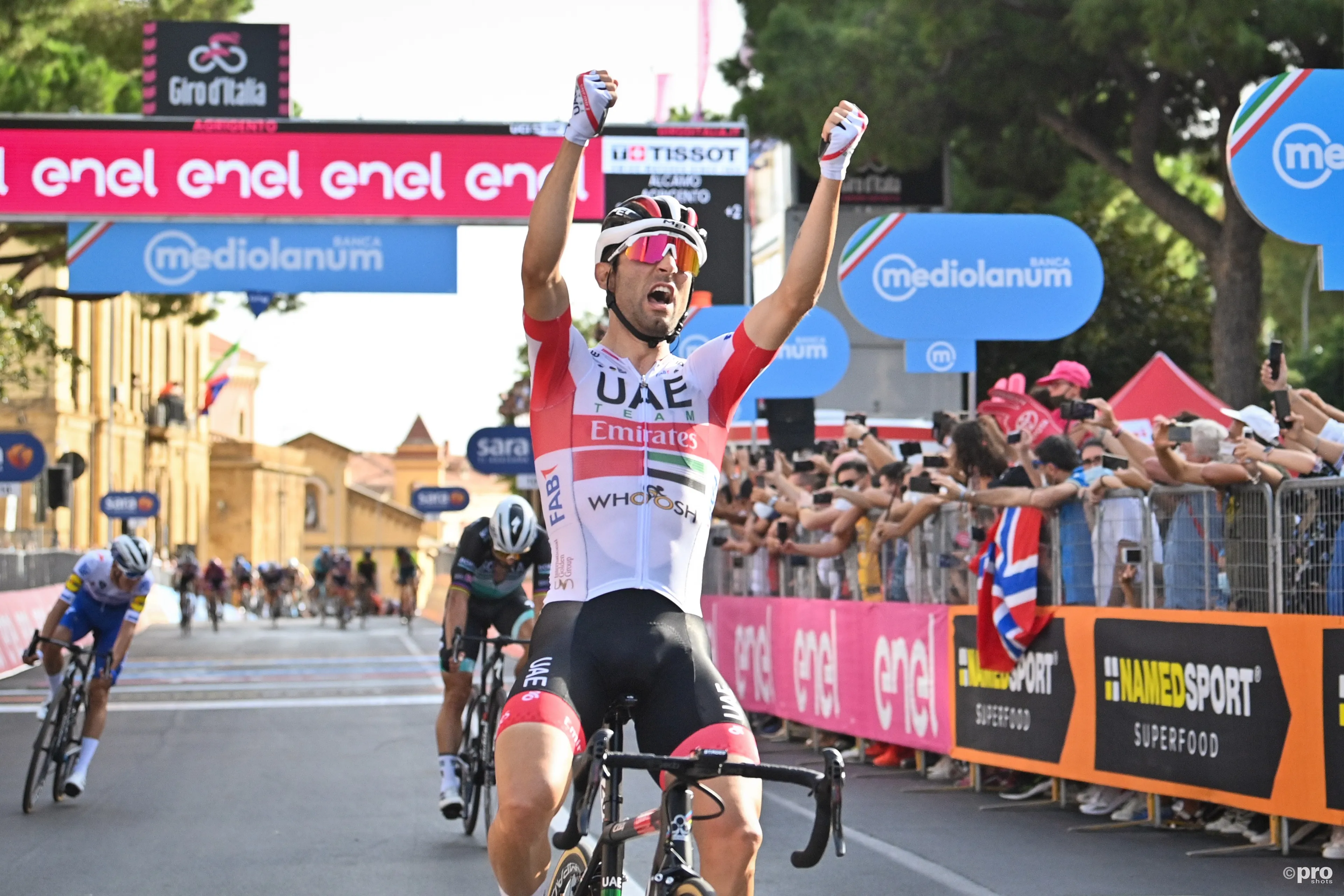 Diego Ulissi takes stage 4 of Tour of Oman in a very disputed sprint finish