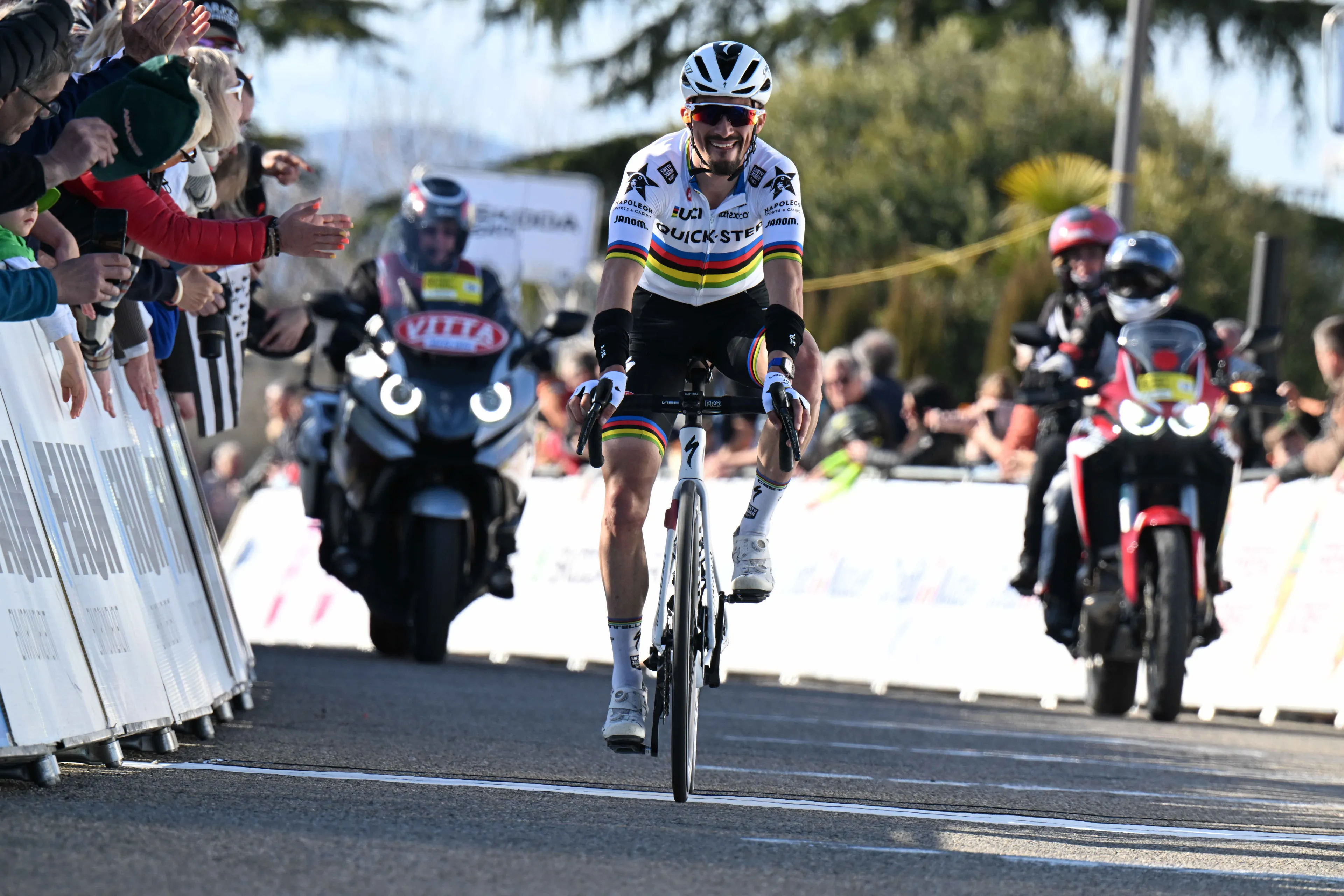 Julian Alaphilippe wins bunch finish at Itzulia's second stage