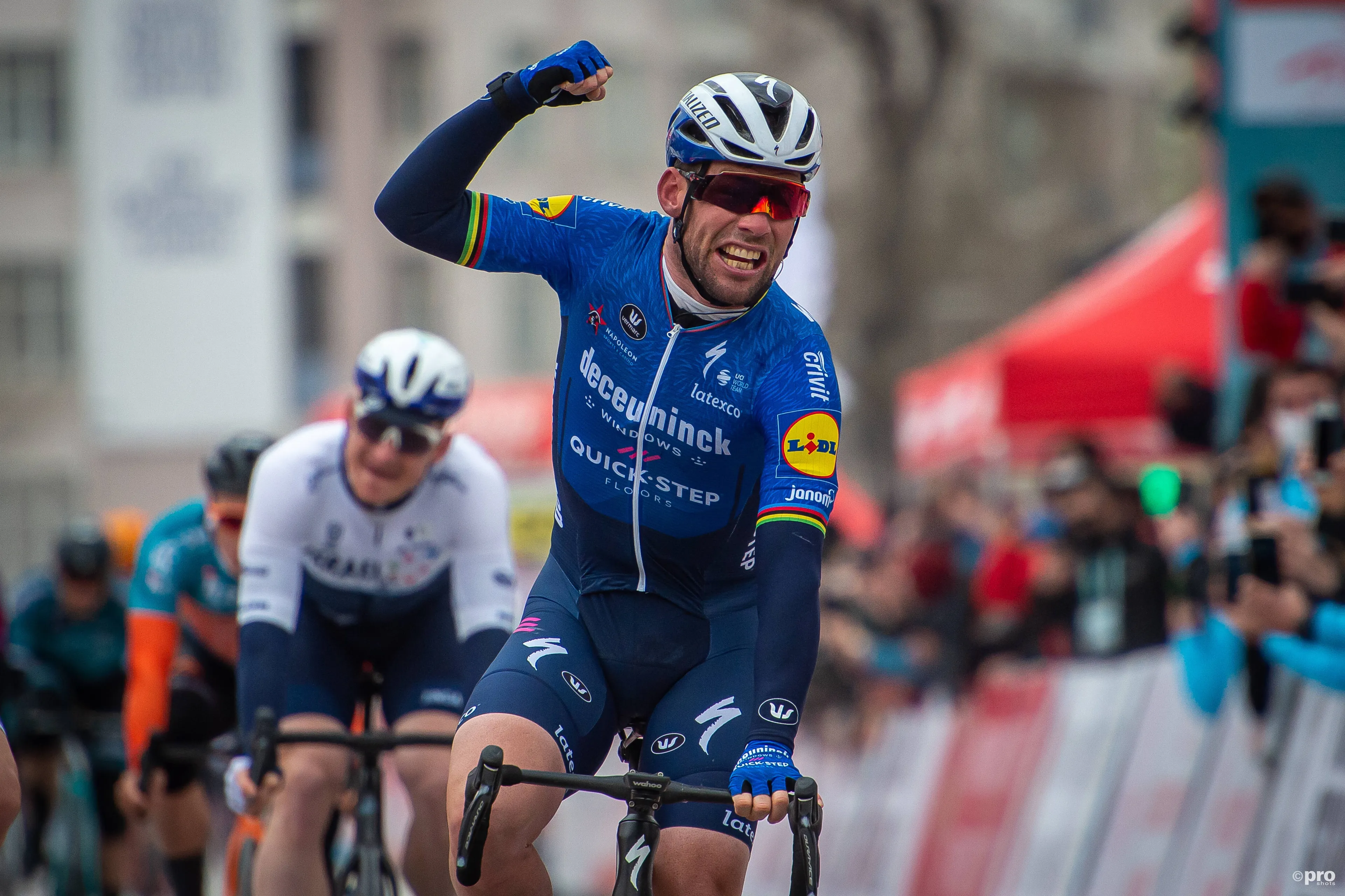 VIDEO: Mark Cavendish crashes but survives Tour of Oman queen stage