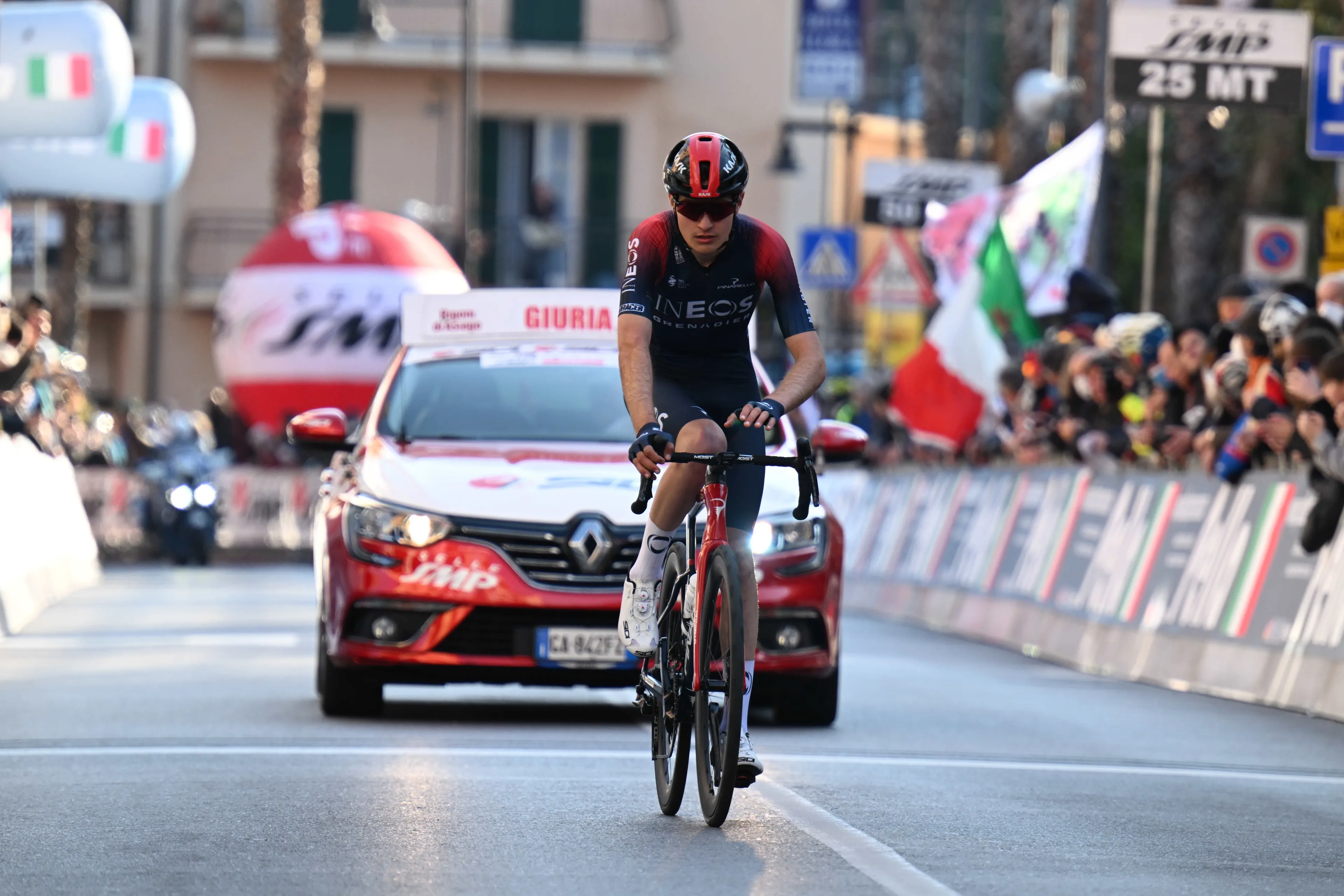 Itzulia Basque Country: Carlos Rodríguez wins from the breakaway as Roglic fades in GC